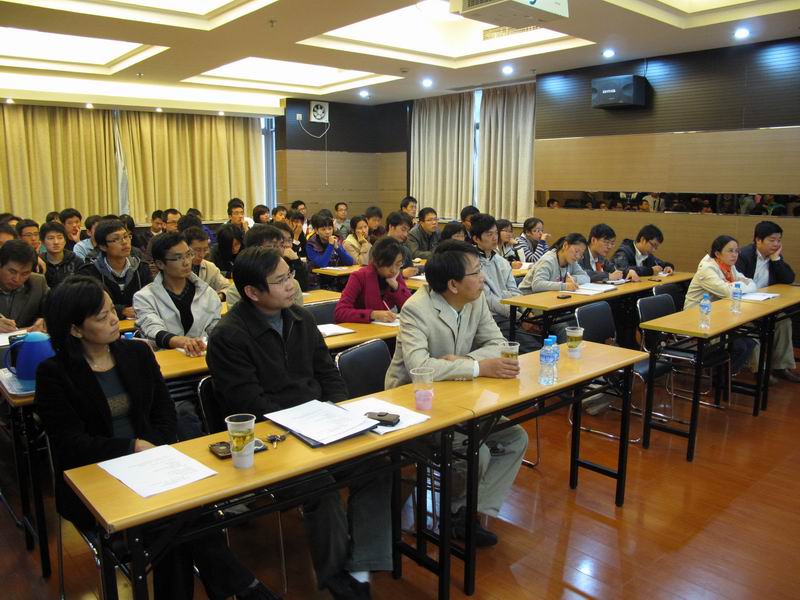 在座师生认真聆听学术报告